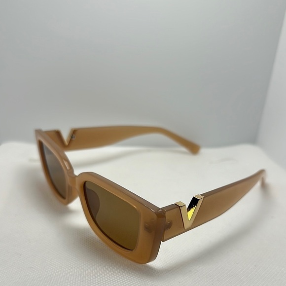 Chic Retro Rectangle Sunglasses - Light Brown with Gold V   UV 400 protection main image 11